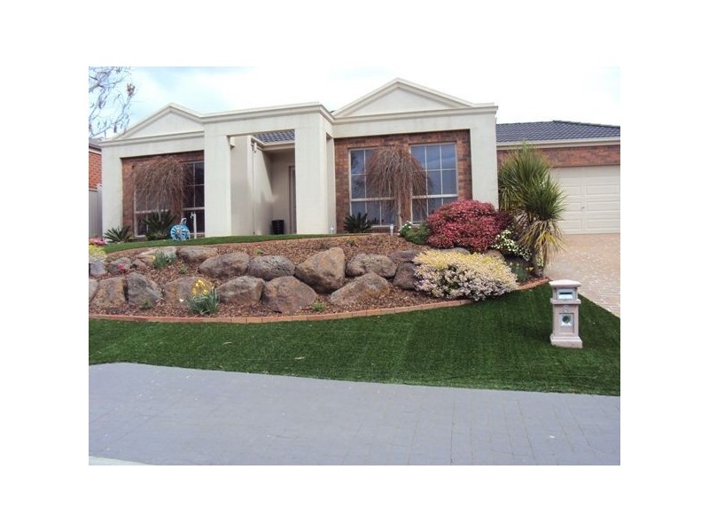 8 Cardiff Grove, Cranbourne VIC 3977