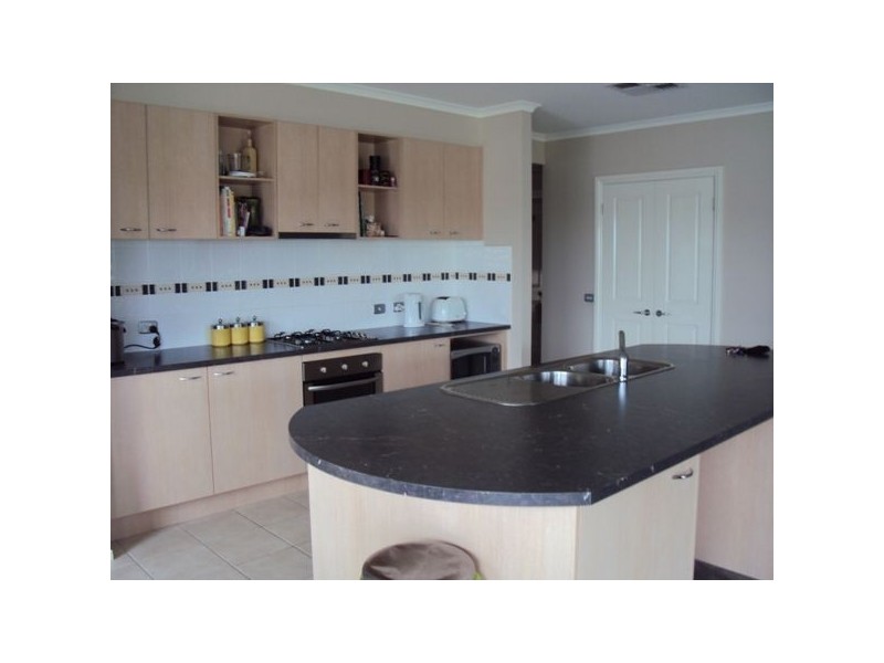 8 Cardiff Grove, Cranbourne VIC 3977