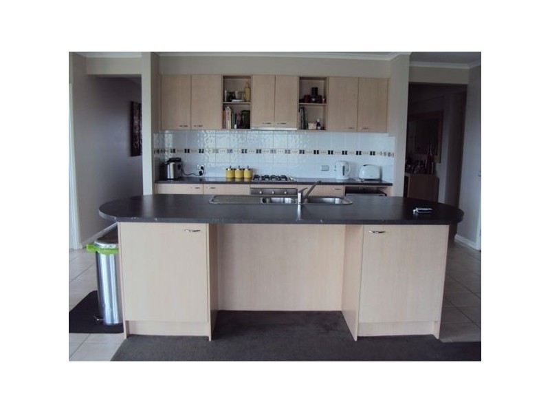 8 Cardiff Grove, Cranbourne VIC 3977