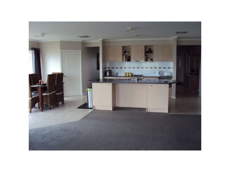 8 Cardiff Grove, Cranbourne VIC 3977