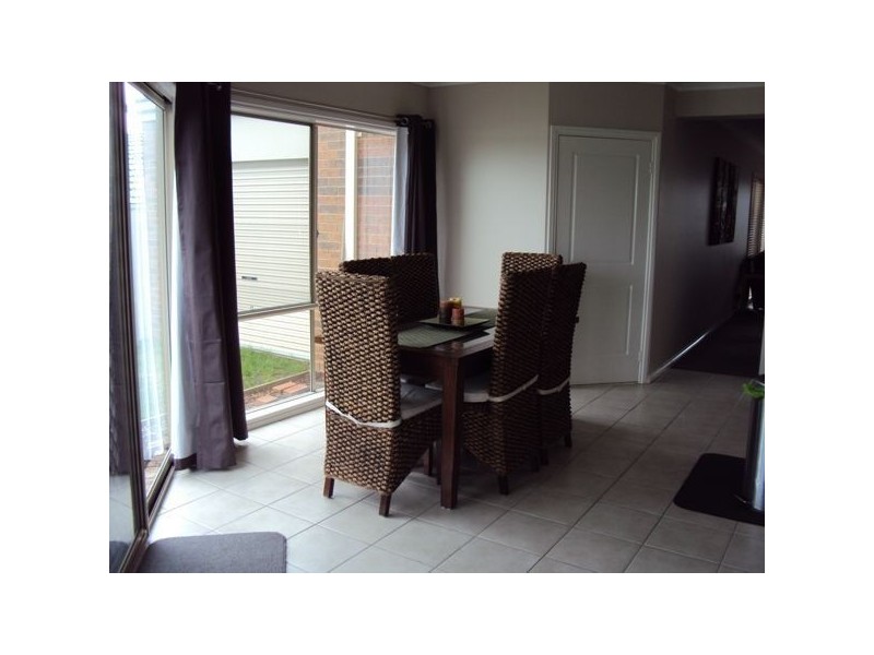 8 Cardiff Grove, Cranbourne VIC 3977