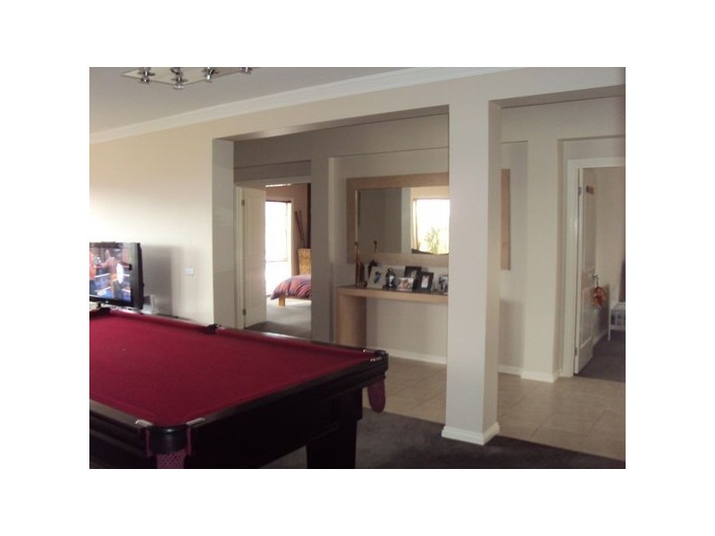 8 Cardiff Grove, Cranbourne VIC 3977