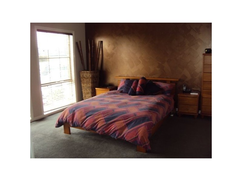 8 Cardiff Grove, Cranbourne VIC 3977