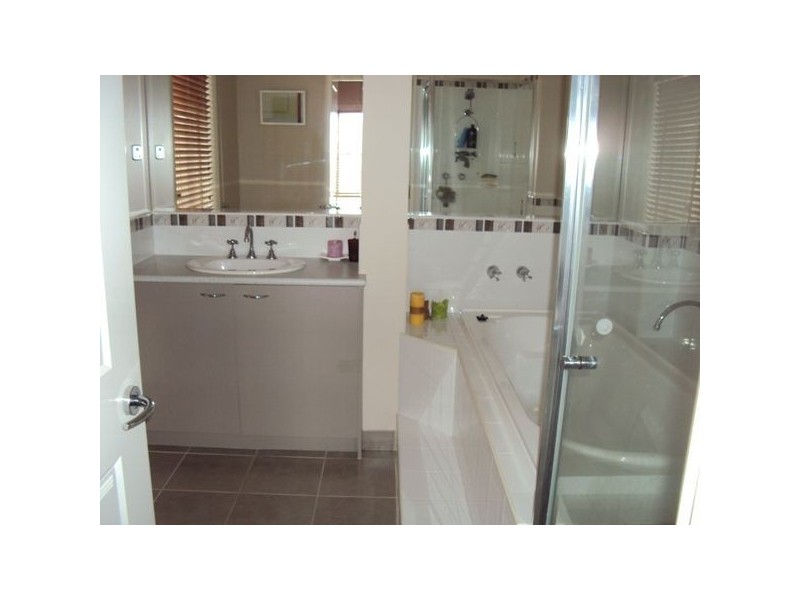 8 Cardiff Grove, Cranbourne VIC 3977