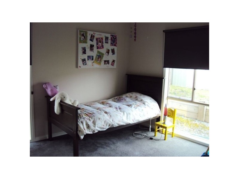 8 Cardiff Grove, Cranbourne VIC 3977