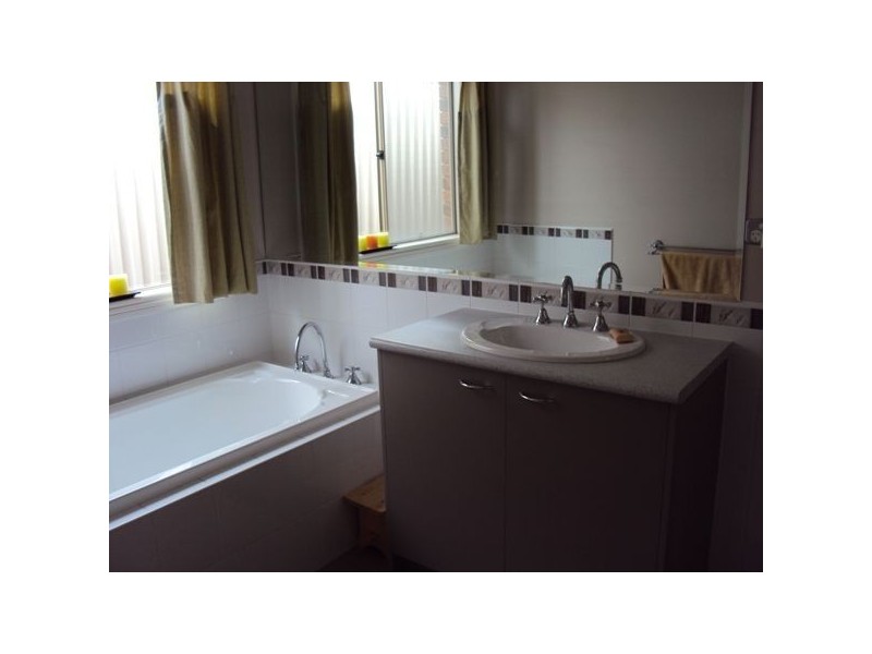 8 Cardiff Grove, Cranbourne VIC 3977