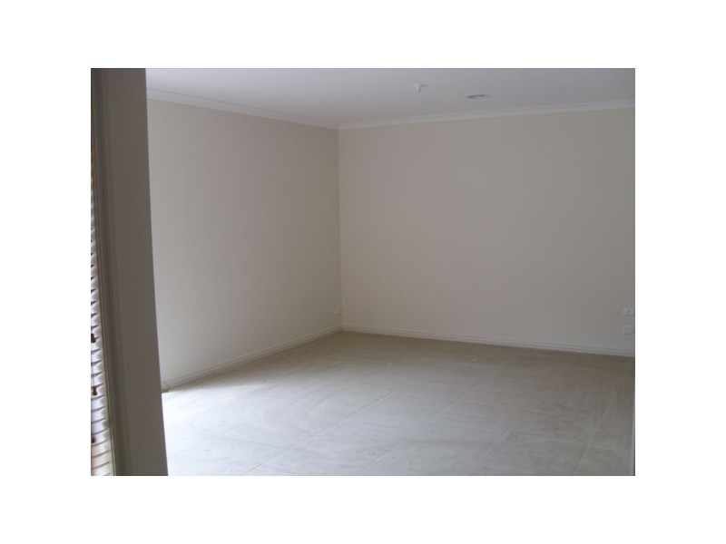 1/42-44 Inglis Road, Berwick VIC 3806