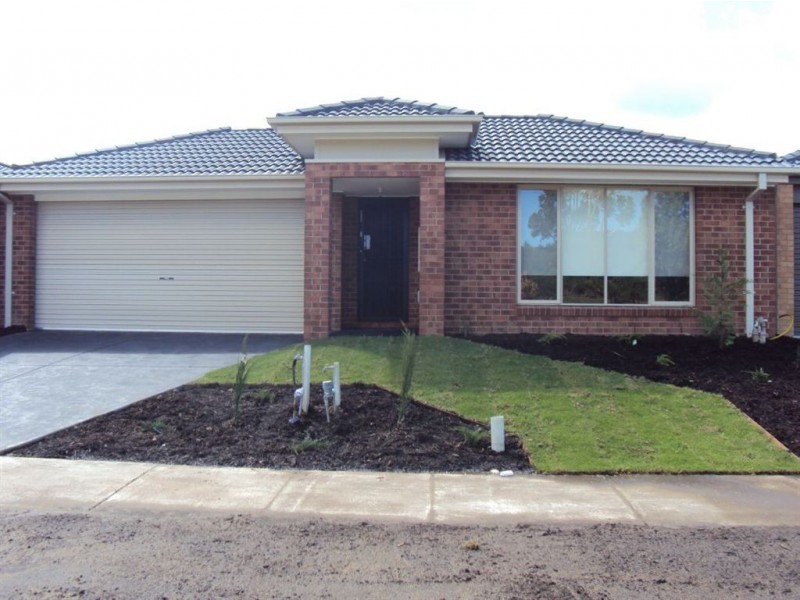 102 William Thwaites Boulevard, Cranbourne North VIC 3977