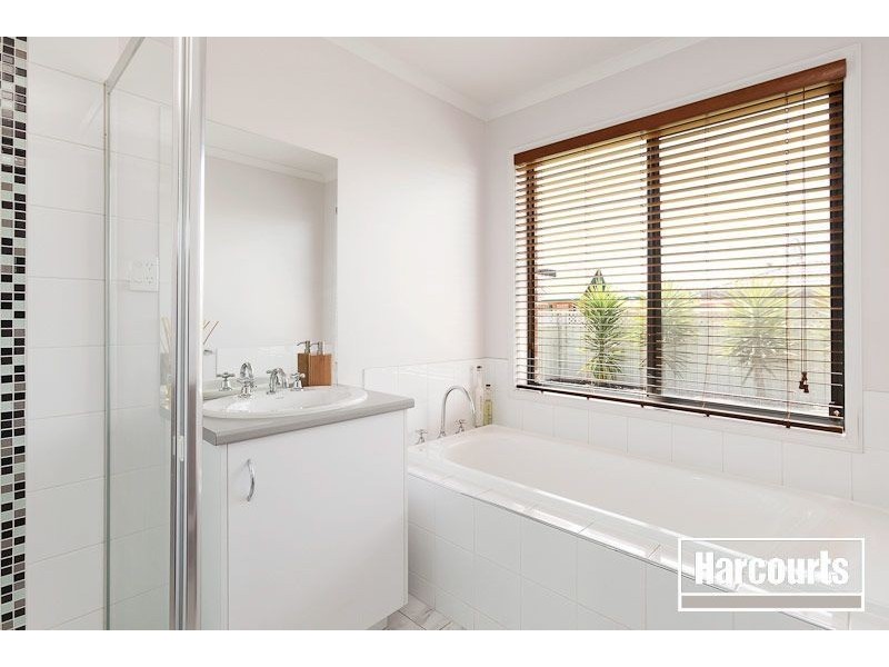 6 Corrigans Road, Cranbourne East VIC 3977