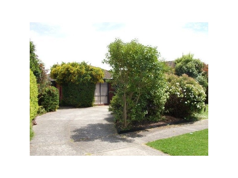 27 Josephine Avenue, Cranbourne North VIC 3977