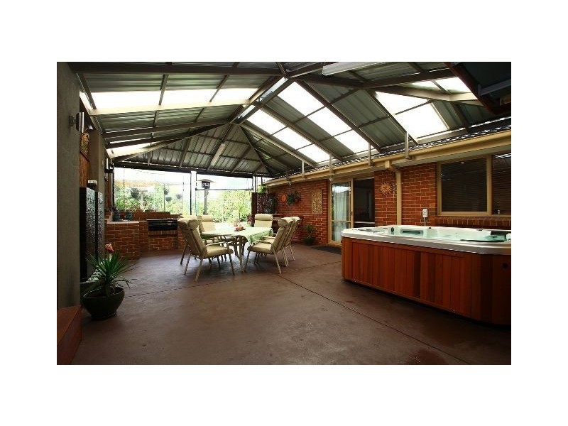 8 Fosters Court, Cranbourne North VIC 3977