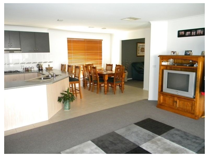 5 Ogle Way, Cranbourne North VIC 3977