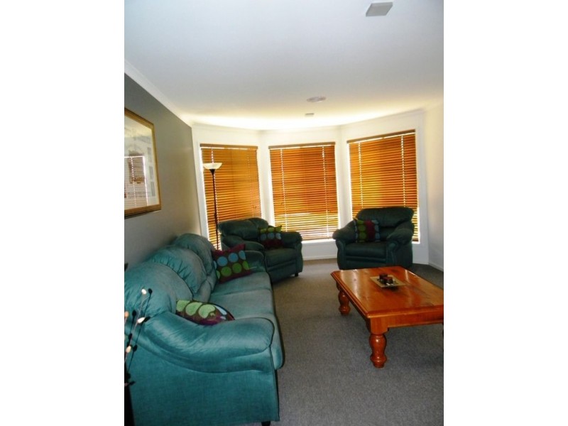 5 Ogle Way, Cranbourne North VIC 3977