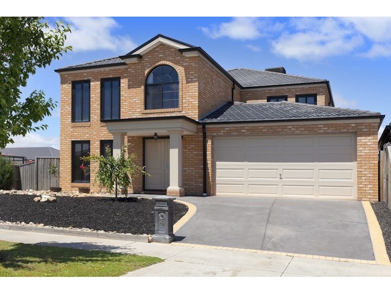 35 Sussex Avenue, Cranbourne North VIC 3977