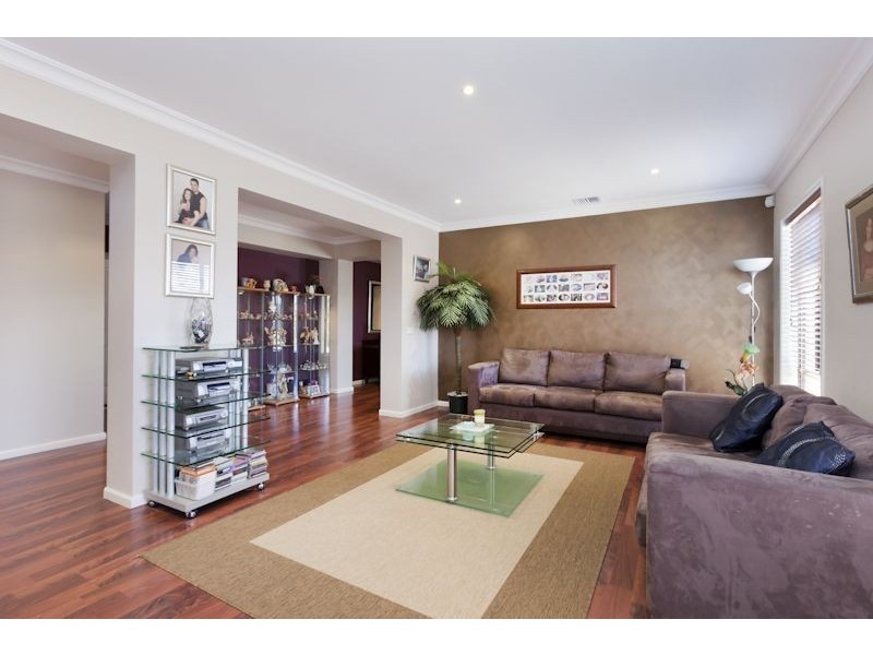 35 Sussex Avenue, Cranbourne North VIC 3977