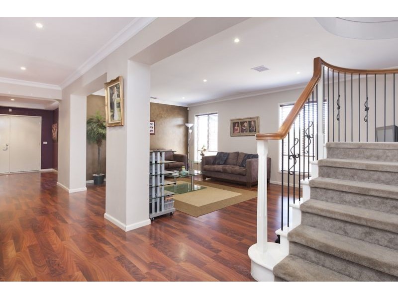 35 Sussex Avenue, Cranbourne North VIC 3977