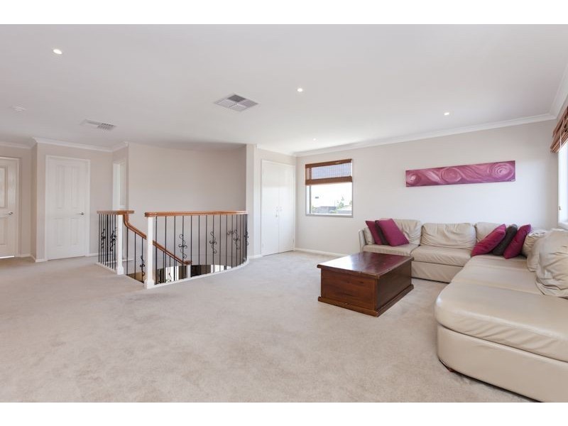 35 Sussex Avenue, Cranbourne North VIC 3977