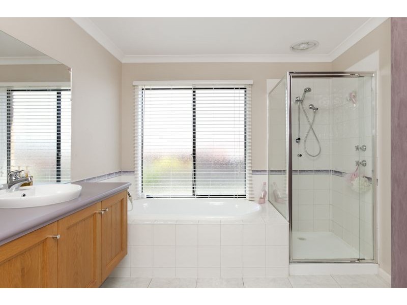 35 Sussex Avenue, Cranbourne North VIC 3977