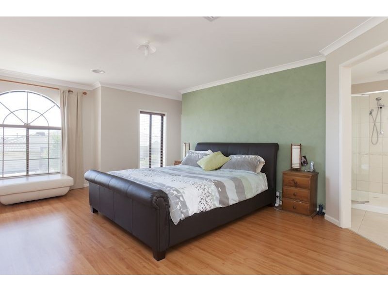 35 Sussex Avenue, Cranbourne North VIC 3977