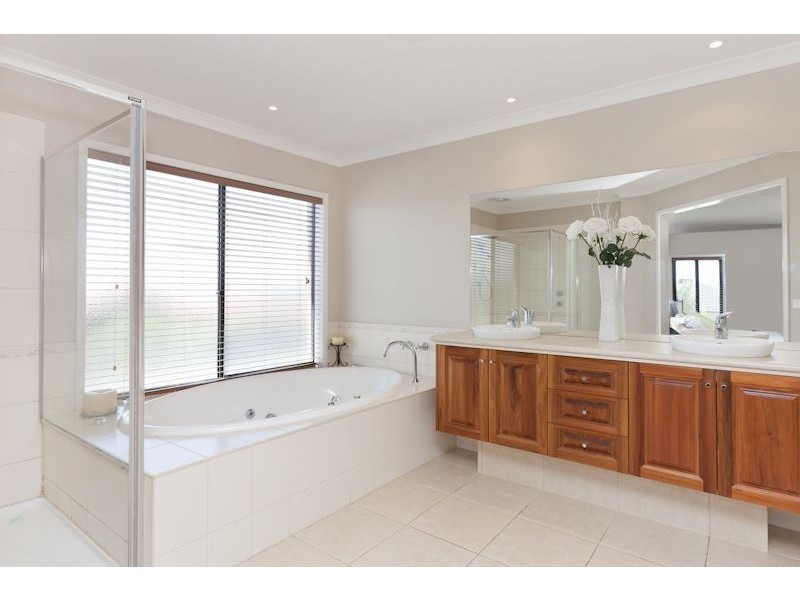 35 Sussex Avenue, Cranbourne North VIC 3977