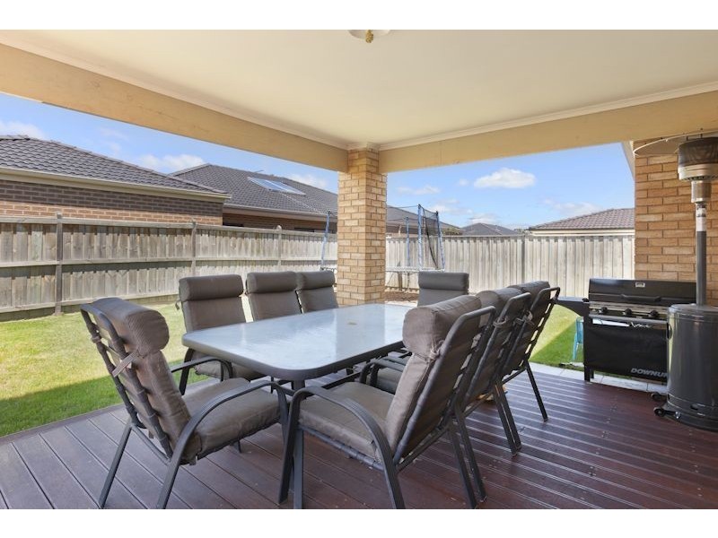 35 Sussex Avenue, Cranbourne North VIC 3977