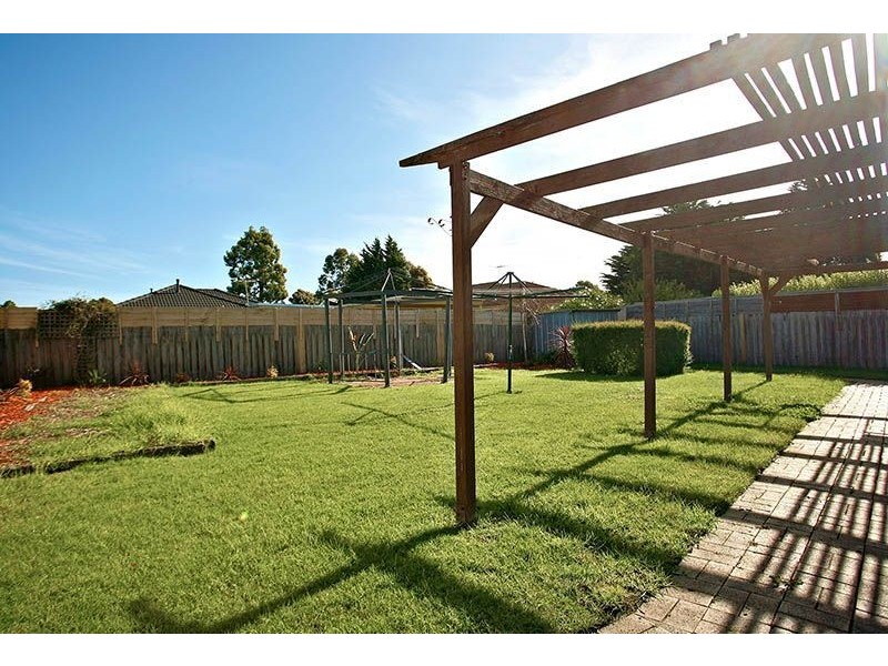 32 Courtenay Avenue, Cranbourne North VIC 3977