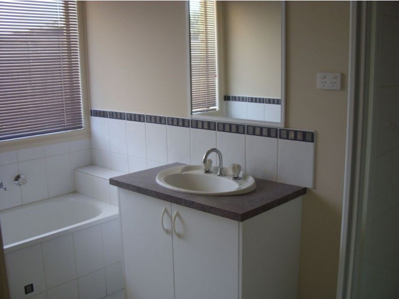 27A Clairmont Ave, Cranbourne VIC 3977