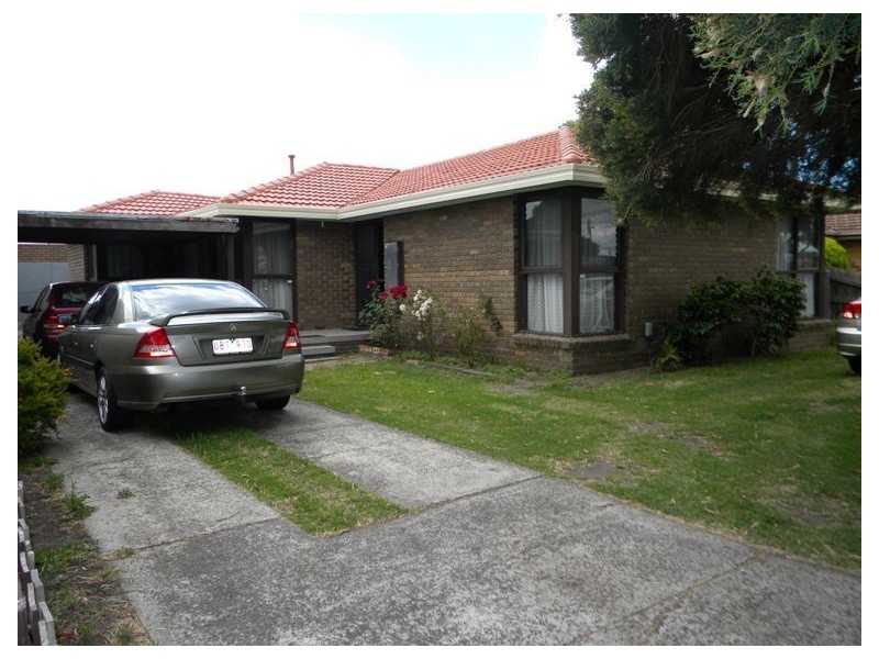 8 David Avenue, Cranbourne VIC 3977