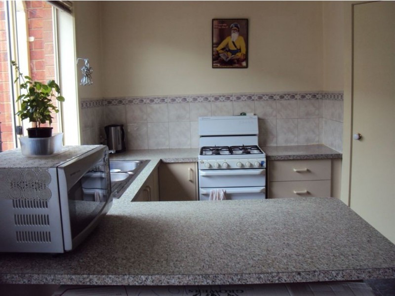 33 Bates Street, Cranbourne West VIC 3977