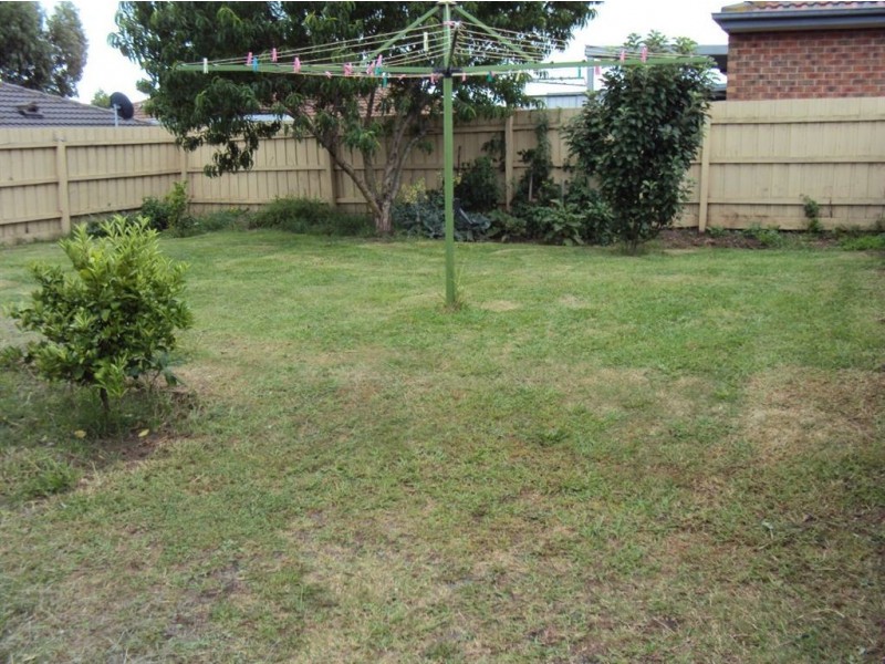 33 Bates Street, Cranbourne West VIC 3977