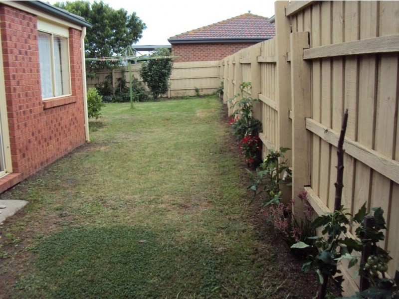 33 Bates Street, Cranbourne West VIC 3977