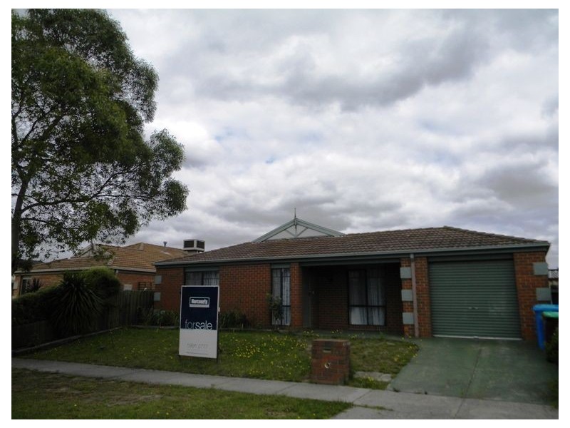 9 Daphne Way, Cranbourne North VIC 3977