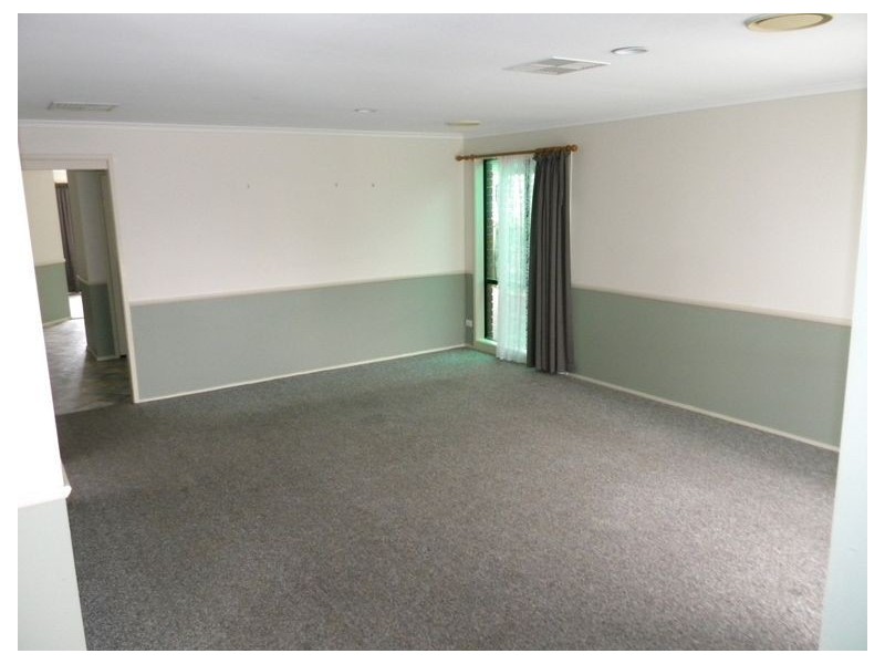 9 Daphne Way, Cranbourne North VIC 3977