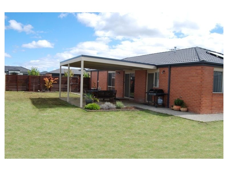 6 Danita Way, Cranbourne West VIC 3977