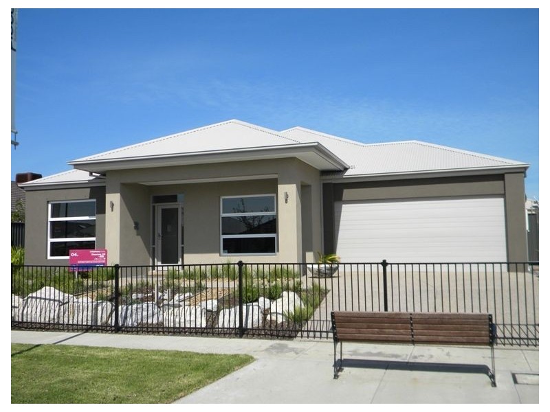 7 Kindred Avenue, Cranbourne North VIC 3977