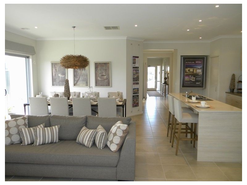 7 Kindred Avenue, Cranbourne North VIC 3977