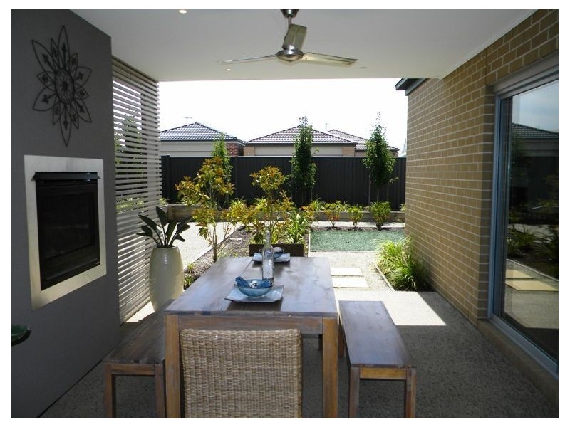 7 Kindred Avenue, Cranbourne North VIC 3977