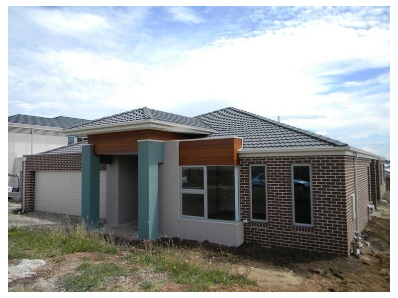 15 Aquitane Drive, Cranbourne East VIC 3977