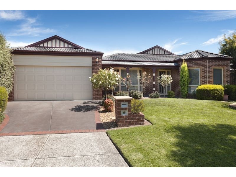 17 Sunningdale Crescent, Cranbourne VIC 3977