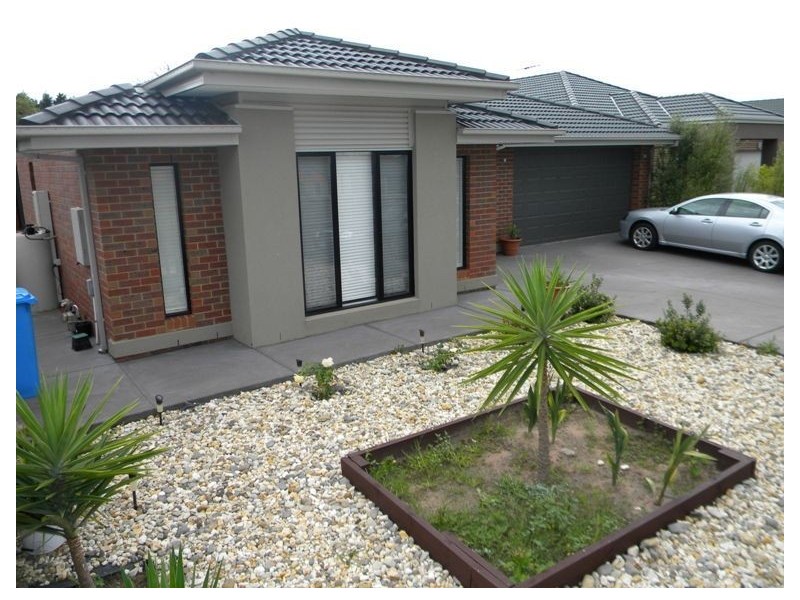 8 Rose Bush Court, Lyndhurst VIC 3975