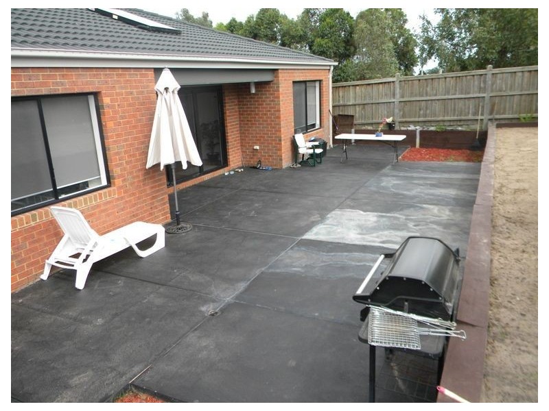 8 Rose Bush Court, Lyndhurst VIC 3975