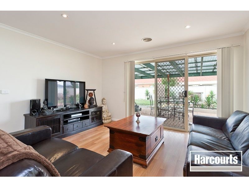 18 Gatehouse Parade, Cranbourne East VIC 3977