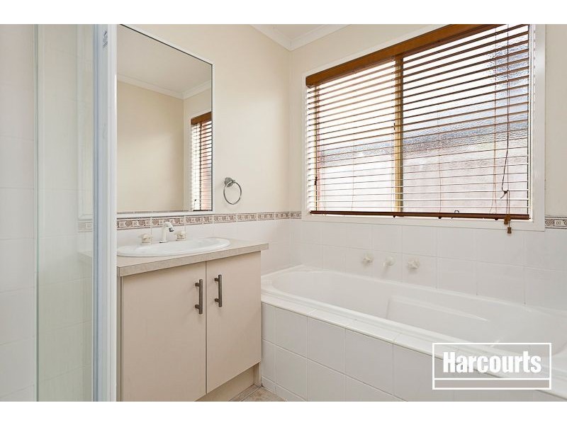 18 Gatehouse Parade, Cranbourne East VIC 3977