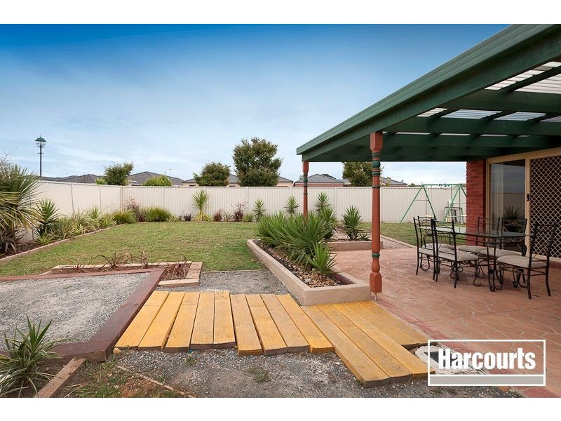 18 Gatehouse Parade, Cranbourne East VIC 3977