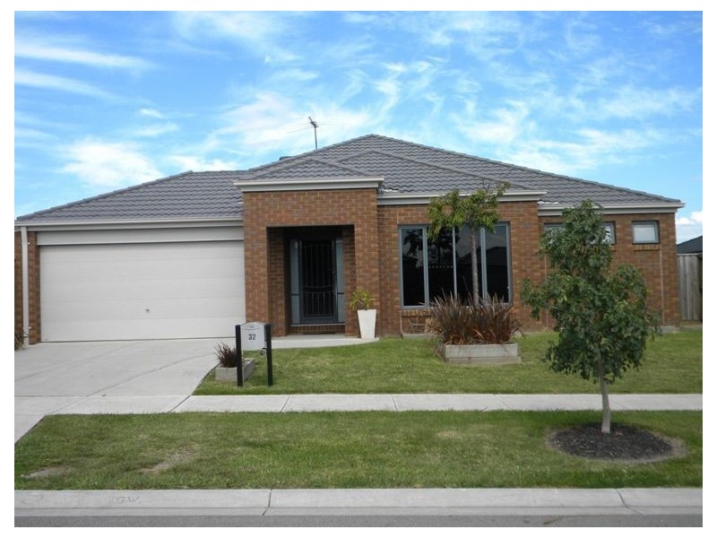 32 Flametree Circuit, Cranbourne VIC 3977