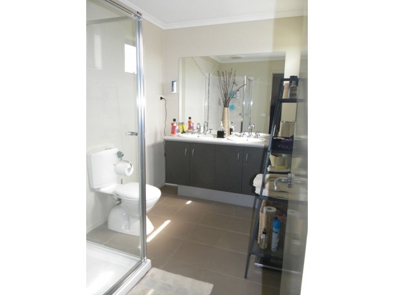 32 Flametree Circuit, Cranbourne VIC 3977