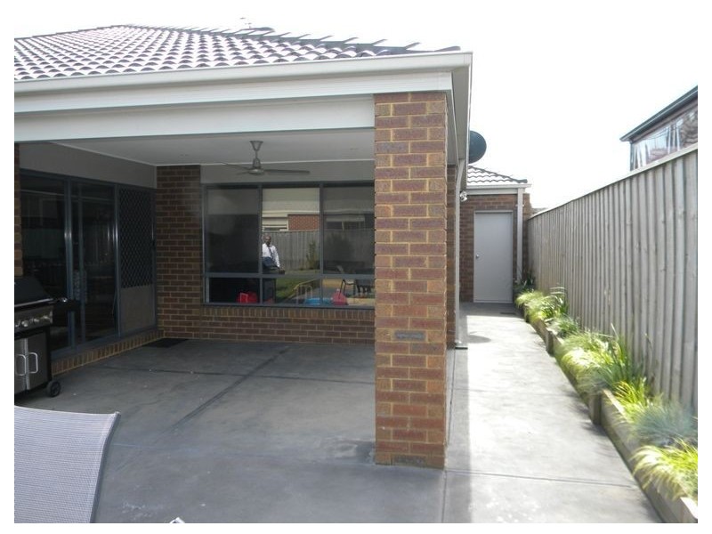 32 Flametree Circuit, Cranbourne VIC 3977