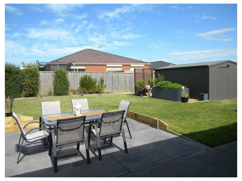 32 Flametree Circuit, Cranbourne VIC 3977