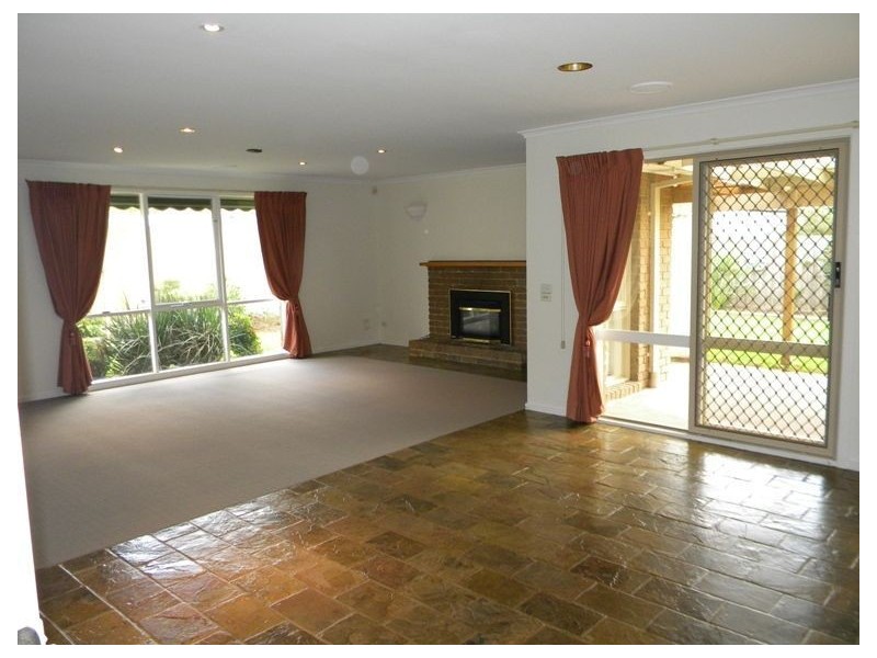 72 Lesdon Avenue, Cranbourne VIC 3977