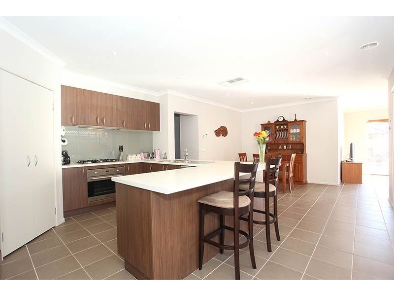 50 Westmoreland Avenue, Cranbourne North VIC 3977